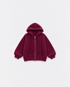 Gilet Capucine Bordeaux grenata — à plat sur fond gris