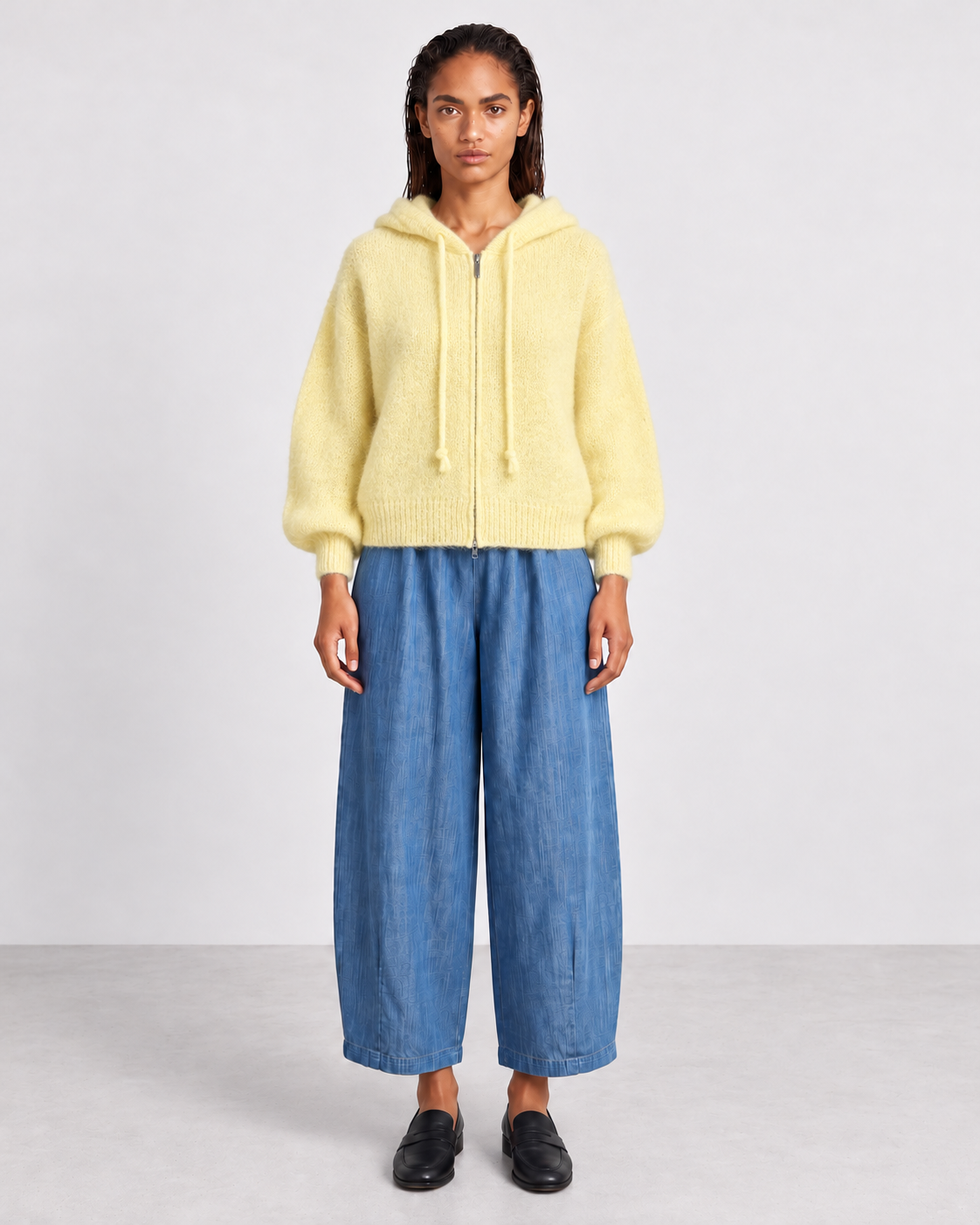 Gilet Capucine Jaune beurre porté de face avec le pantalon Magic barrel denim medium