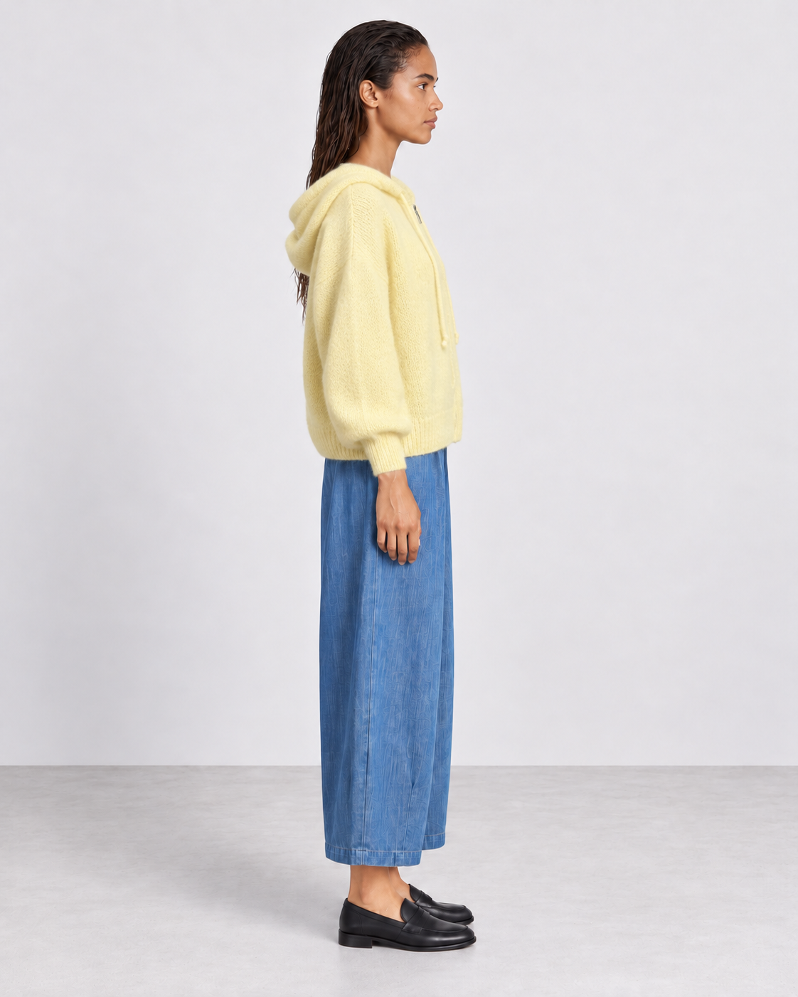 Gilet Capucine Jaune beurre porté de profil avec le pantalon Magic barrel denim medium
