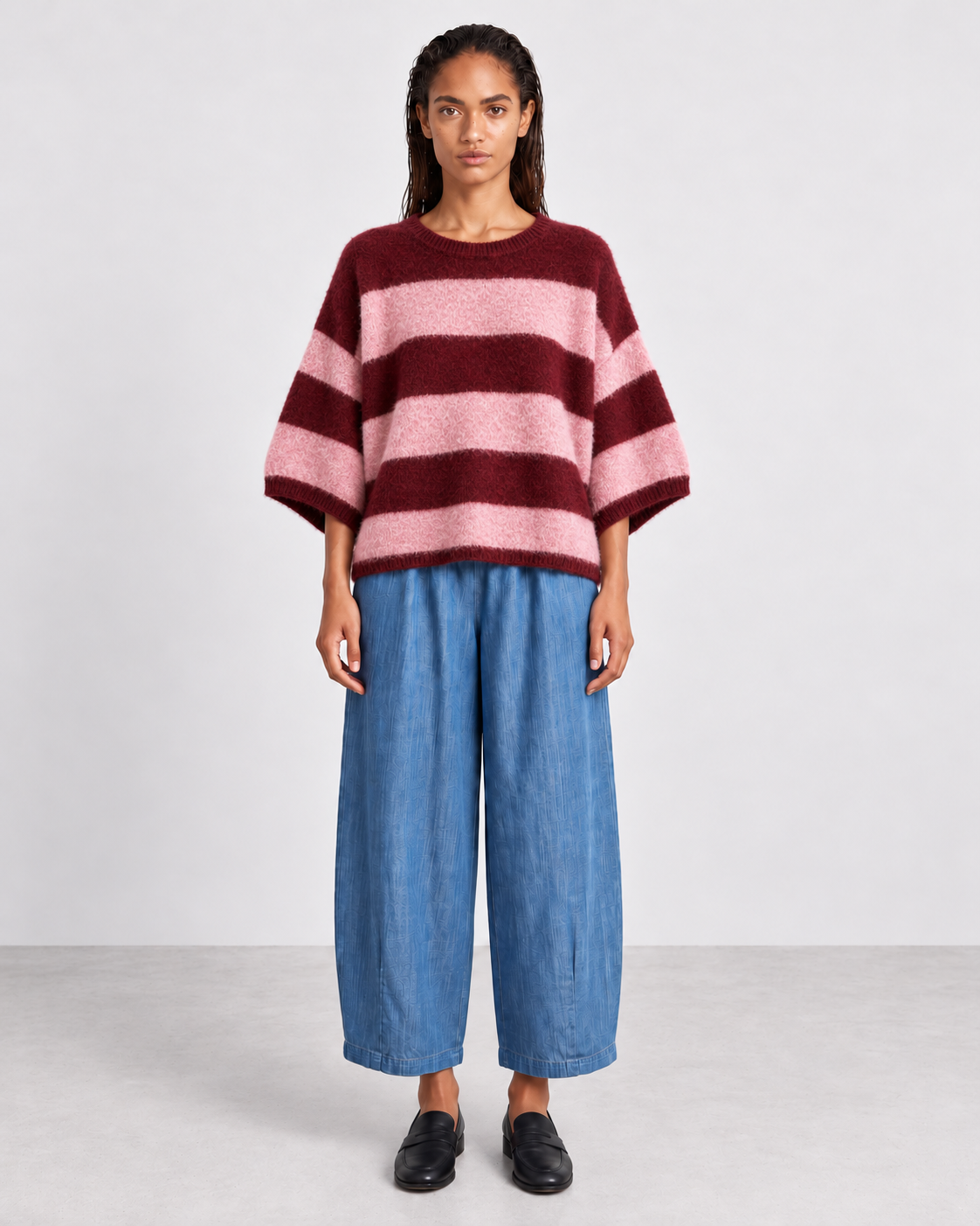 Pull Josy Rose & bordeaux — porté en pied, face