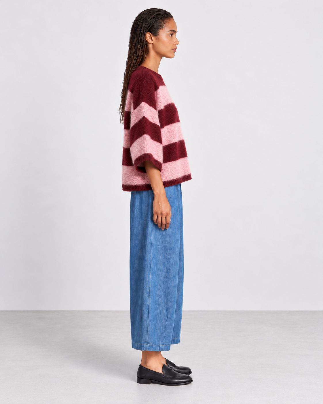 Pull Josy Rose & bordeaux — porté en pied, profil