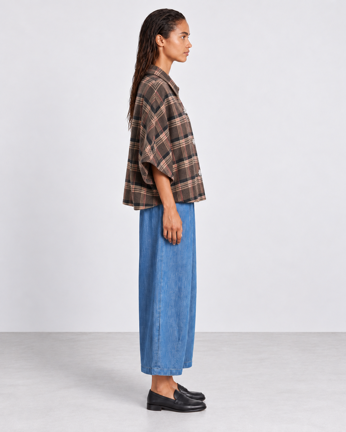 Chemise Lisa Choco moro — porté en pied, profil