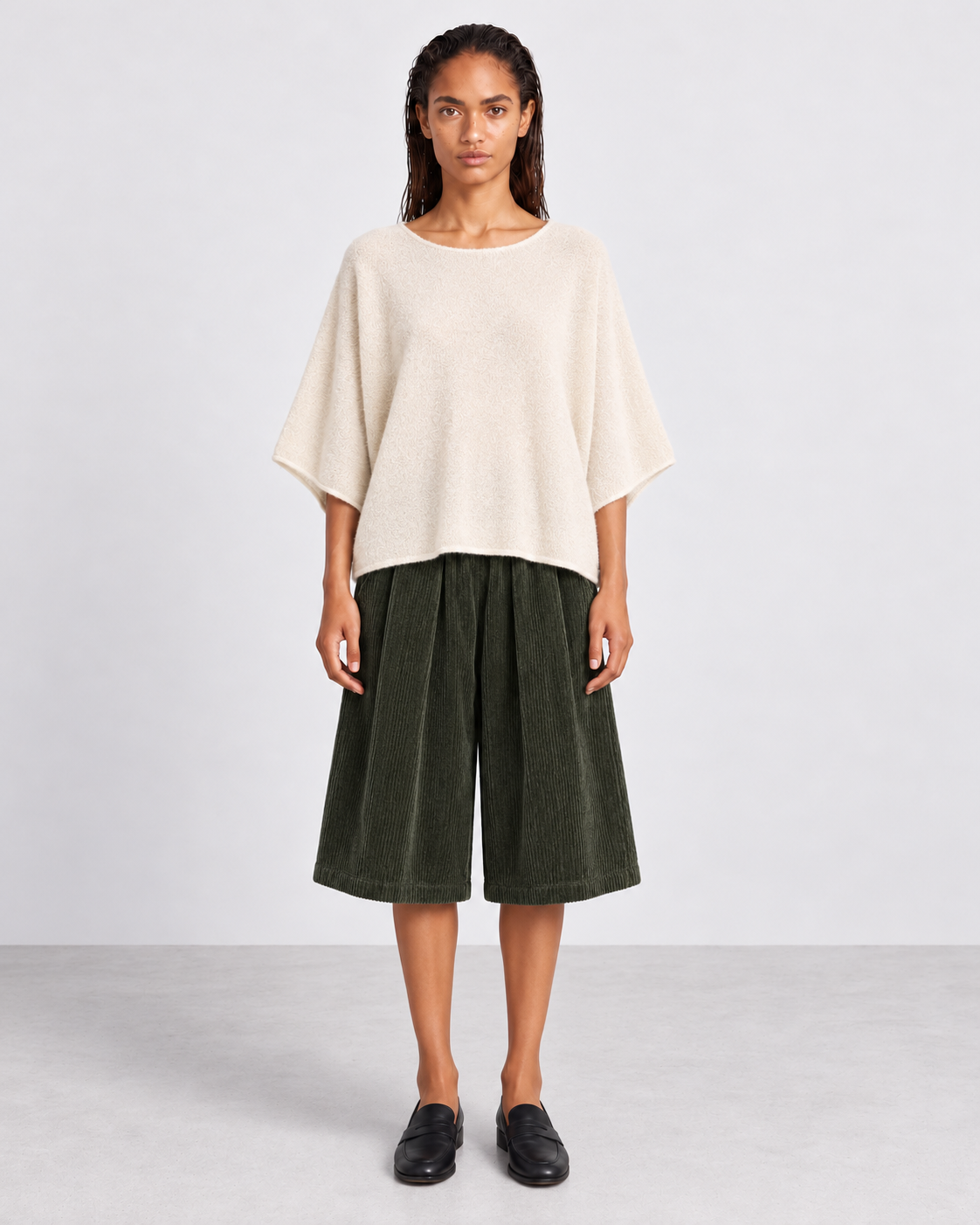 Pull Lola Ecru et Bermuda Jack Kaki sottobosco — porté en pied, face