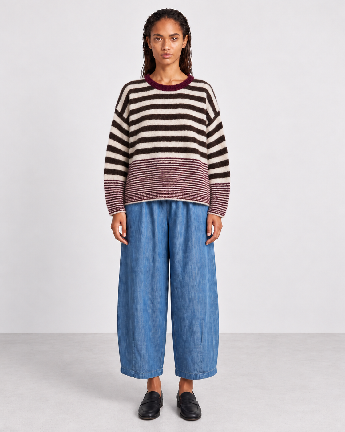Pull Lou Choco moro — porté en pied, face