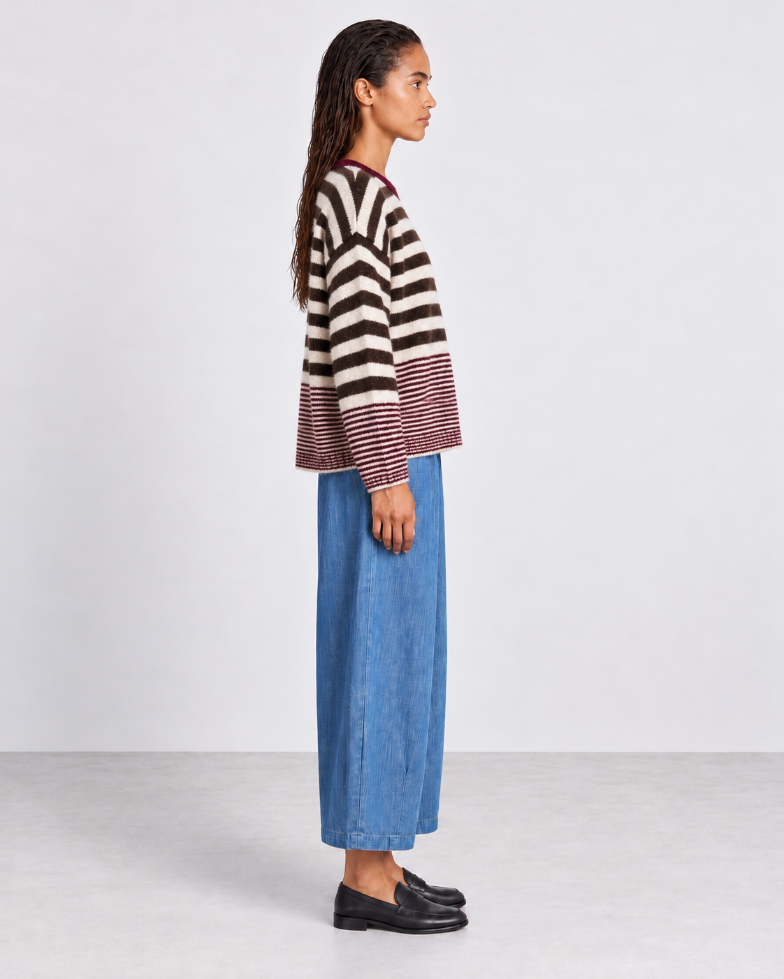 Pull Lou Choco moro — porté en pied, profil