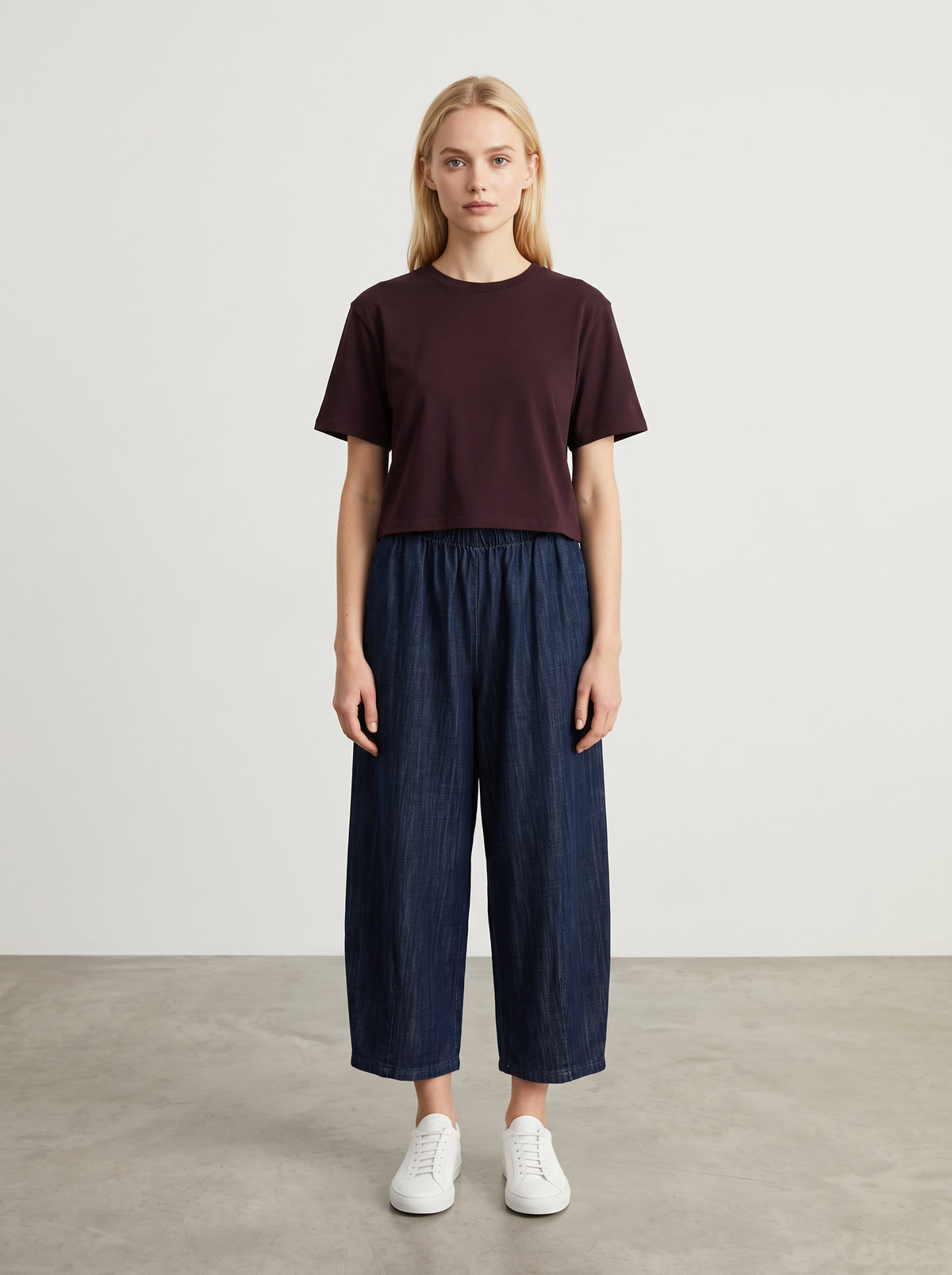 Tee-shirt Modal prune porté avec le pantalon Magic barrel dark denim, vue de face