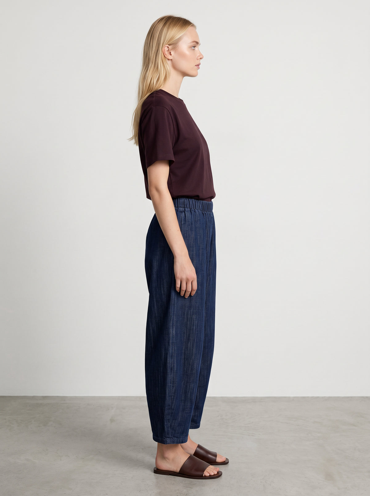 Tee-shirt Modal prune porté avec le pantalon Magic barrel dark denim, vue de profil