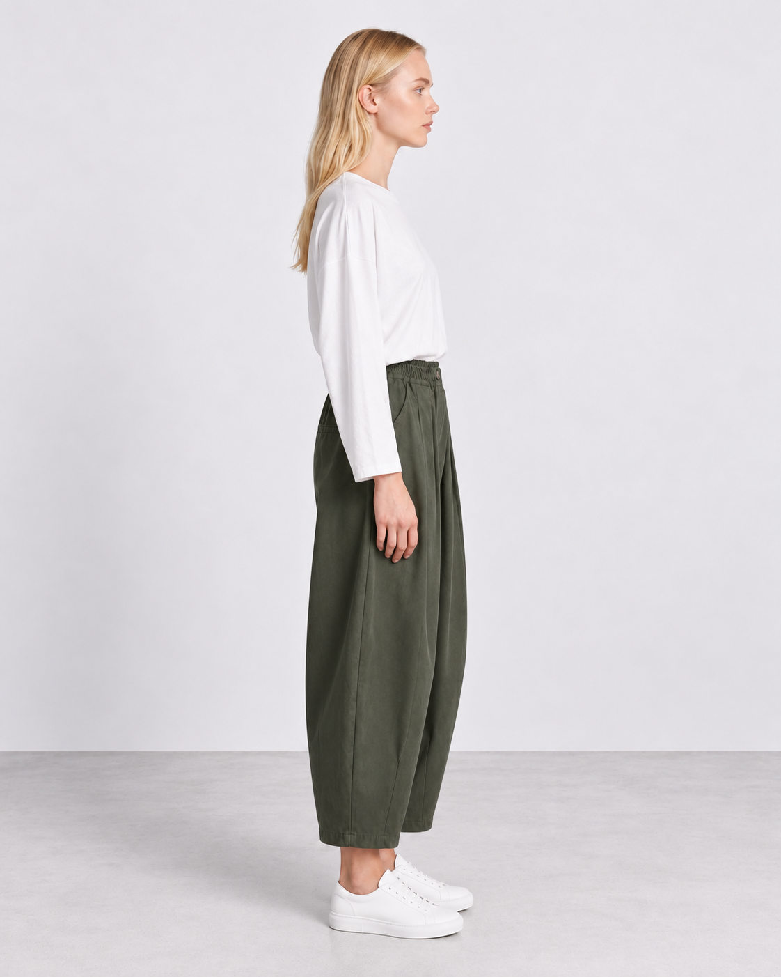 Pantalon balloon Iris Kaki sottobosco porté de profil