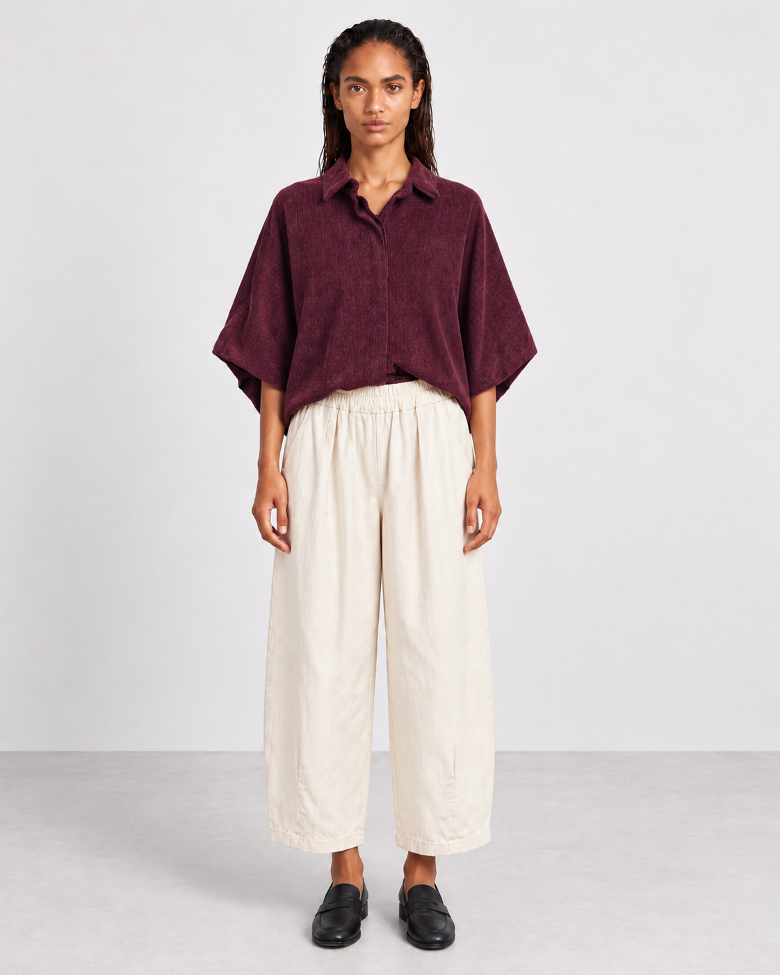 Chemise Pia Acaï et Pantalon Auguste Écru — porté en pied, face