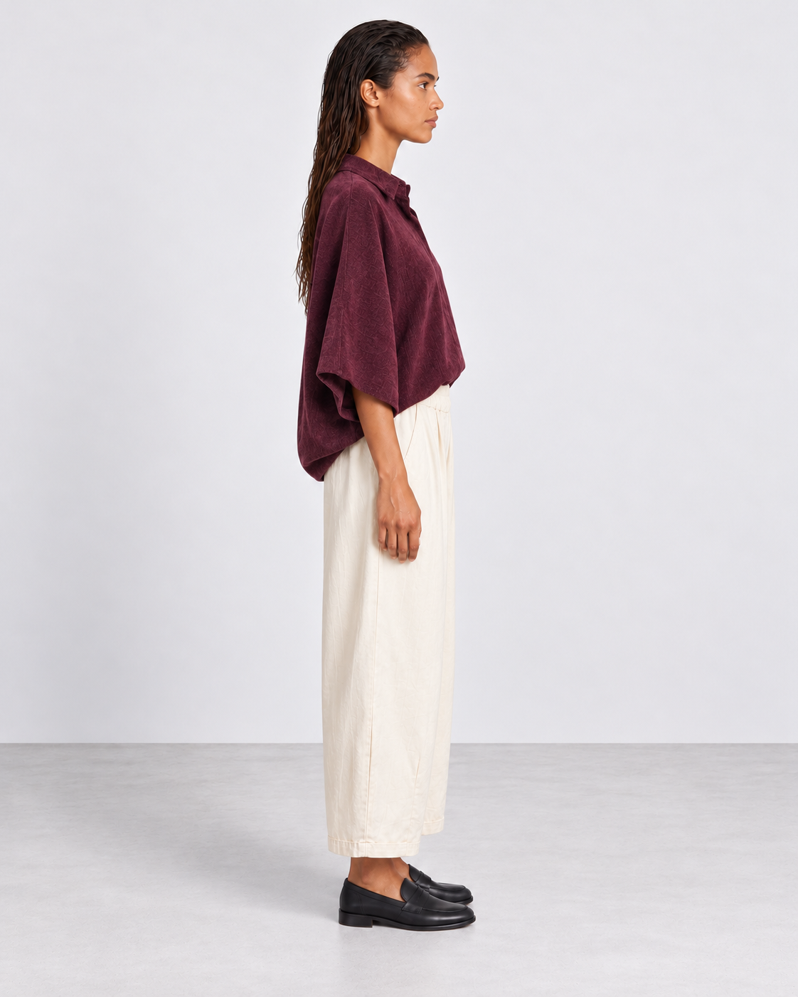 Chemise Pia Acaï et Pantalon Auguste Écru — porté en pied, profil