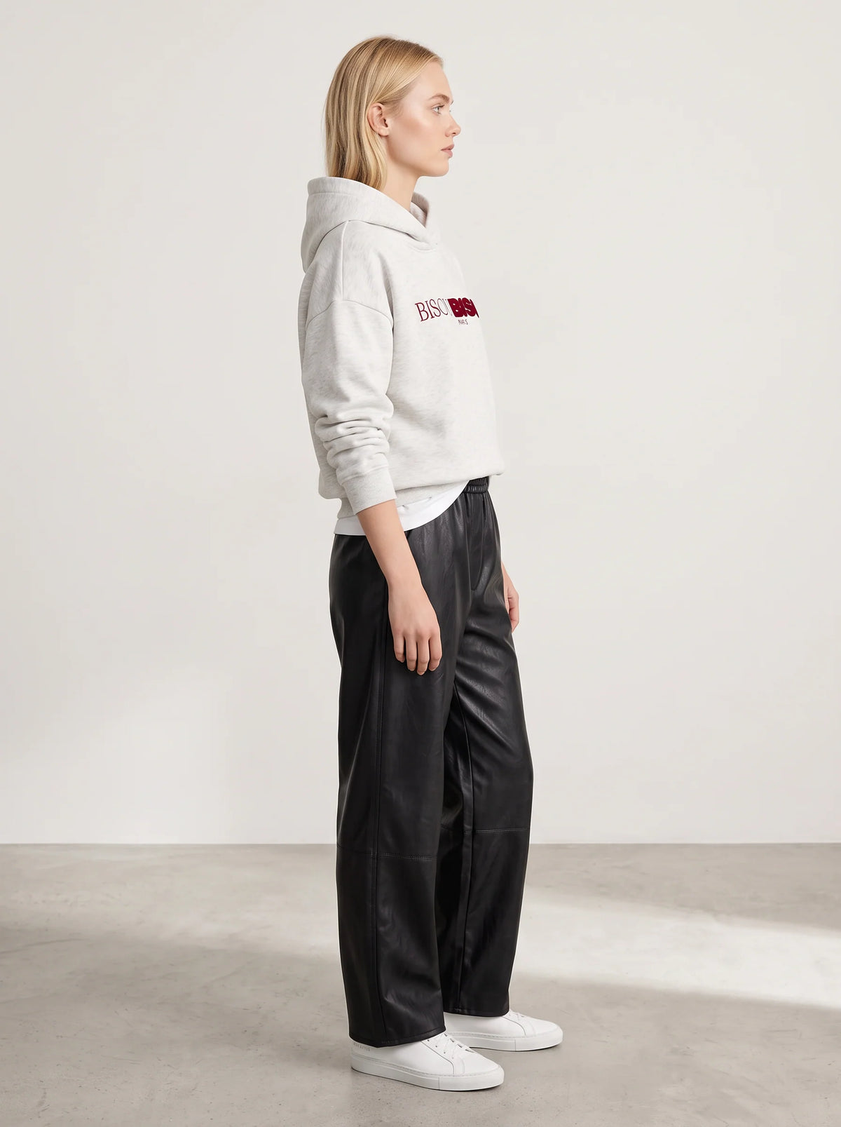 Sweat Bisou porté – vue de profil