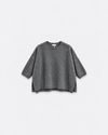 Pull Mina anthracite à plat sur fond gris