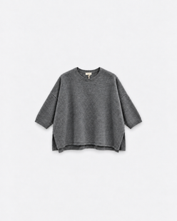 Pull Mina anthracite à plat sur fond gris
