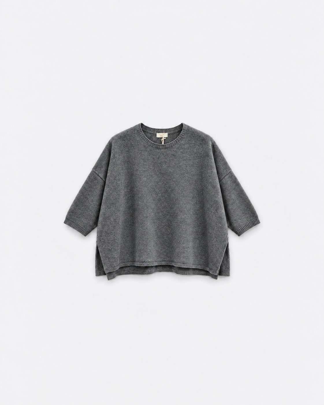 Pull Mina anthracite à plat sur fond gris