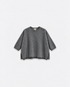 Pull Mina anthracite à plat sur fond gris