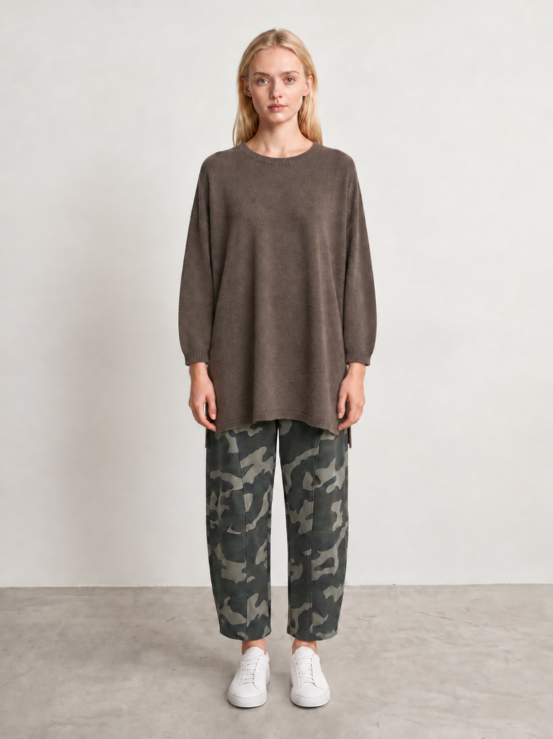 Pull Mina Tourterelle porté de face avec le Jog militaire kaki