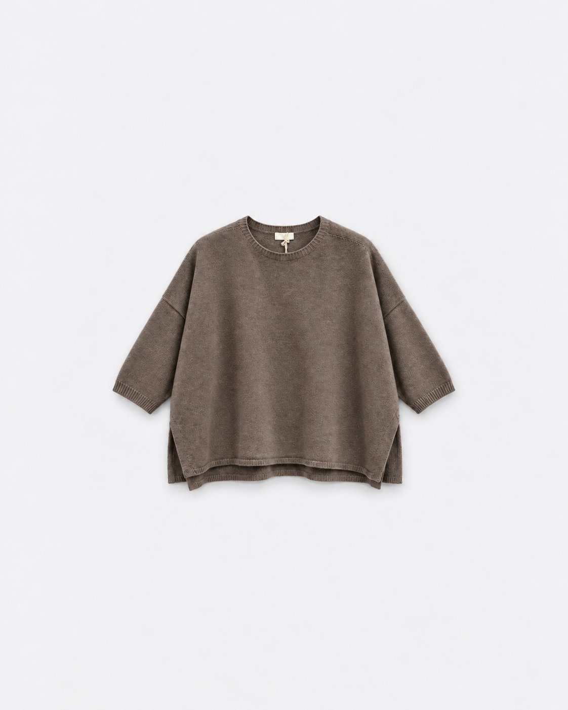 Pull Mina tourterelle à plat sur fond gris
