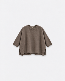 Pull Mina tourterelle à plat sur fond gris