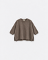 Pull Mina tourterelle à plat sur fond gris