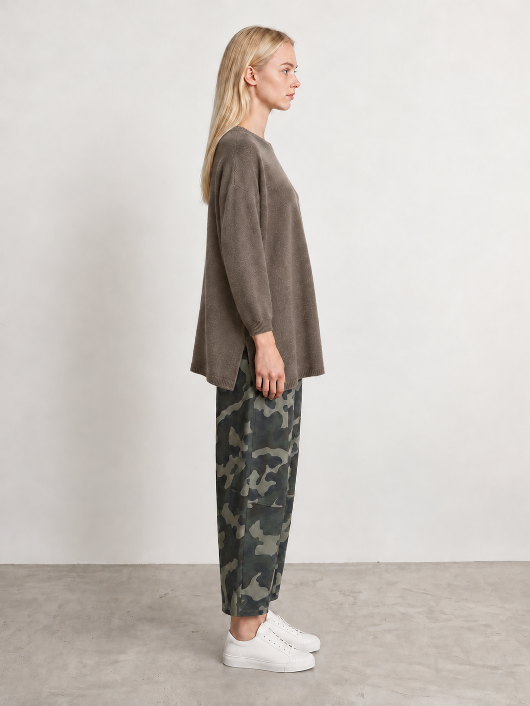 Pull Mina Tourterelle porté de profil avec le Jog militaire kaki