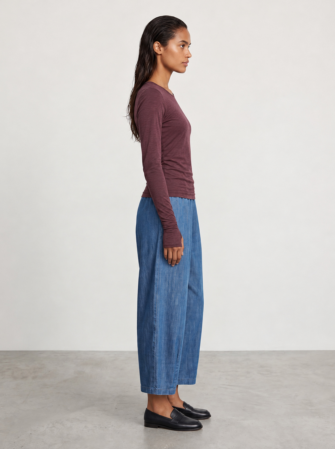 Seconde peau mitaine Acaï porté de profil avec le pantalon Magic barrel denim medium
