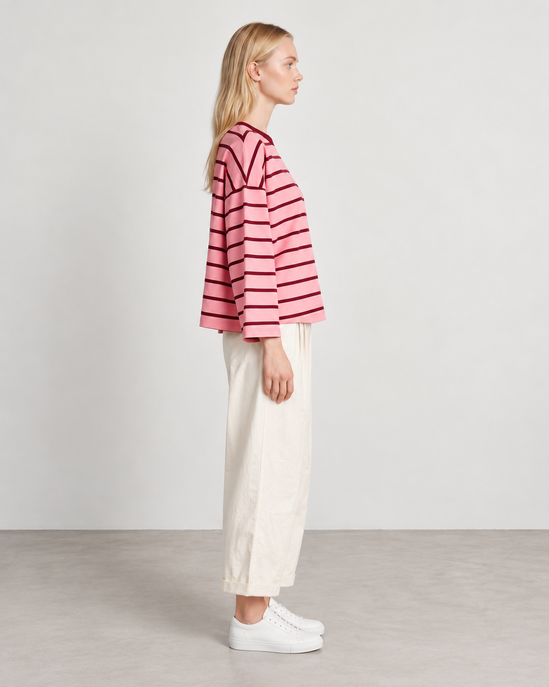 Tee-shirt Marinière Gaston Rose & bordeaux porté de profil