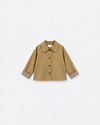 Trench court Gaby camel cacciu à plat sur fond gris