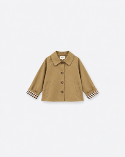Trench court Gaby camel cacciu à plat sur fond gris