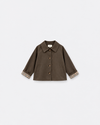 Trench court Gaby choco moro à plat sur fond gris