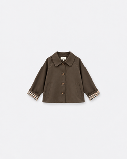 Trench court Gaby choco moro à plat sur fond gris