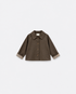 Trench court Gaby choco moro à plat sur fond gris