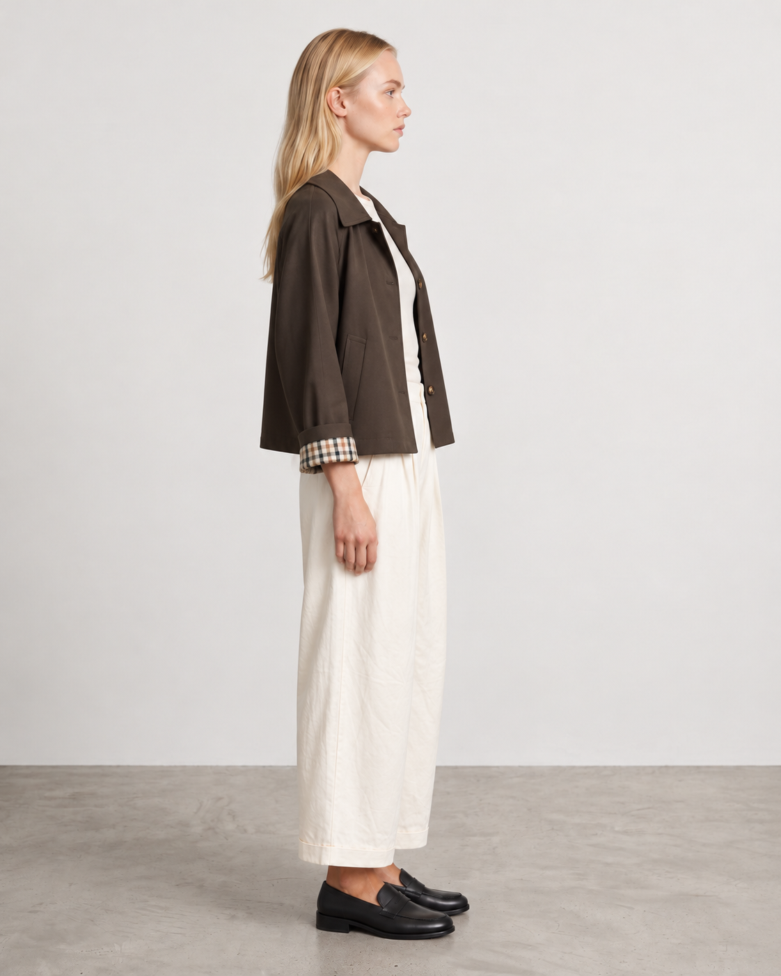 Trench court Gaby choco moro porté de profil